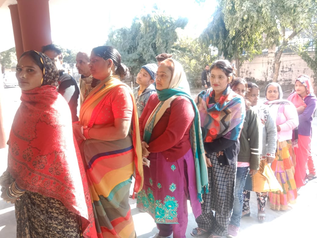 पलिया के सिंगहिया मतदान केंद्र पर लगी महिला मतदाताओं की लाइन। संवाद