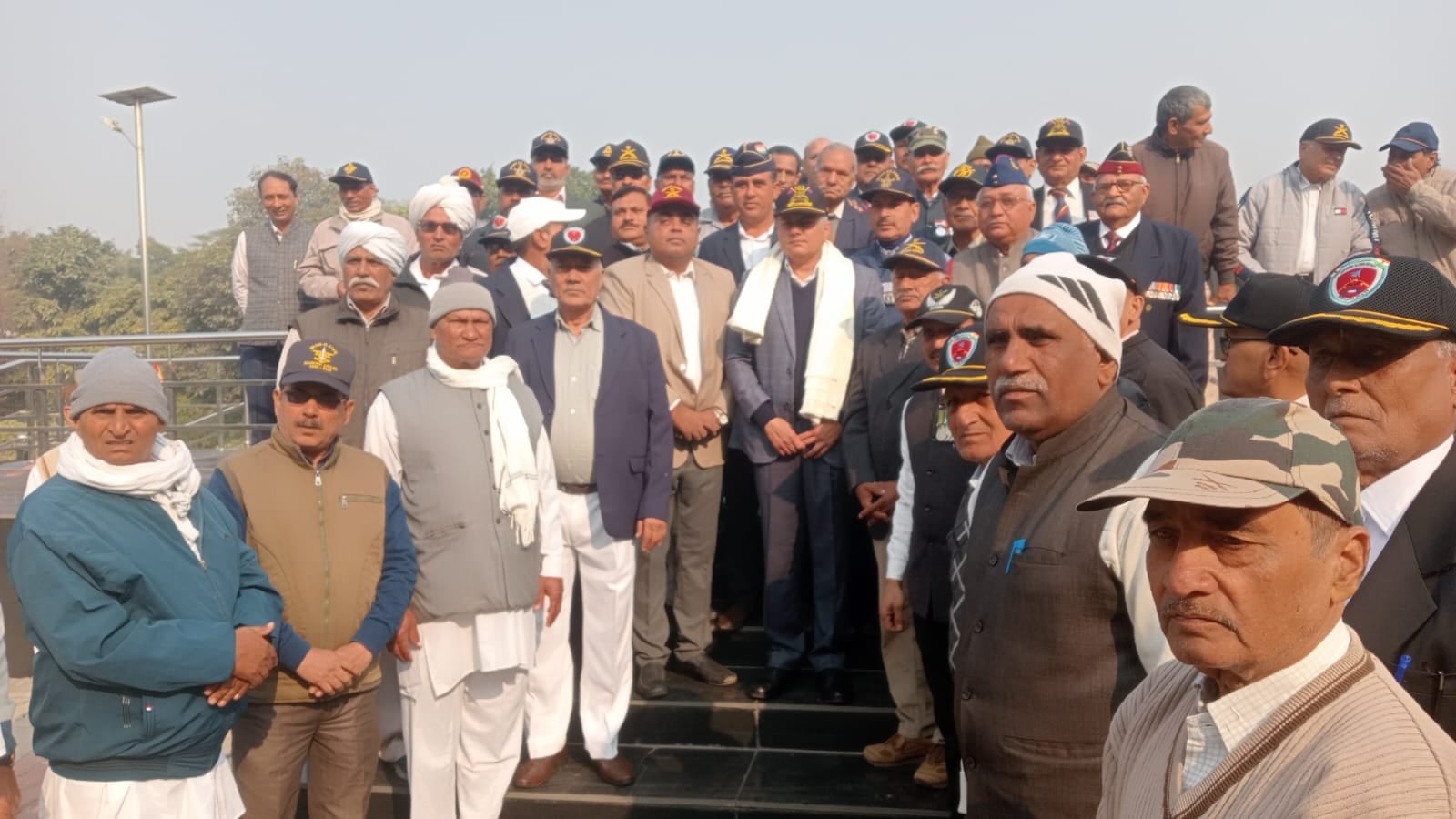 शहीद स्मारक पर दीप प्रज्ज्वलित करते एसडीएम ब्रह्मप्रकाश और उनके साथ डॉ. सुदीप सांगवान और अन्य। शहीद स्मारक पर दीप प्रज्ज्वलित करते एसडीएम ब्रह्मप्रकाश और उनके साथ डॉ. सुदीप सांगवान और अन्य।