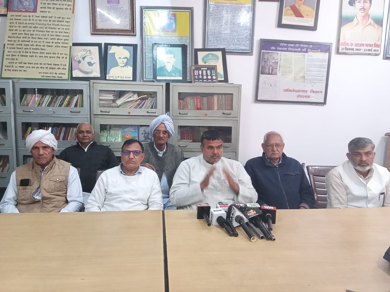 17सीटीके19..जाट भवन में बैठक करते खाप पंचायतों के सदस्य। संवाद 17सीटीके19..जाट भवन में बैठक करते खाप पंचायतों के सदस्य। संवाद