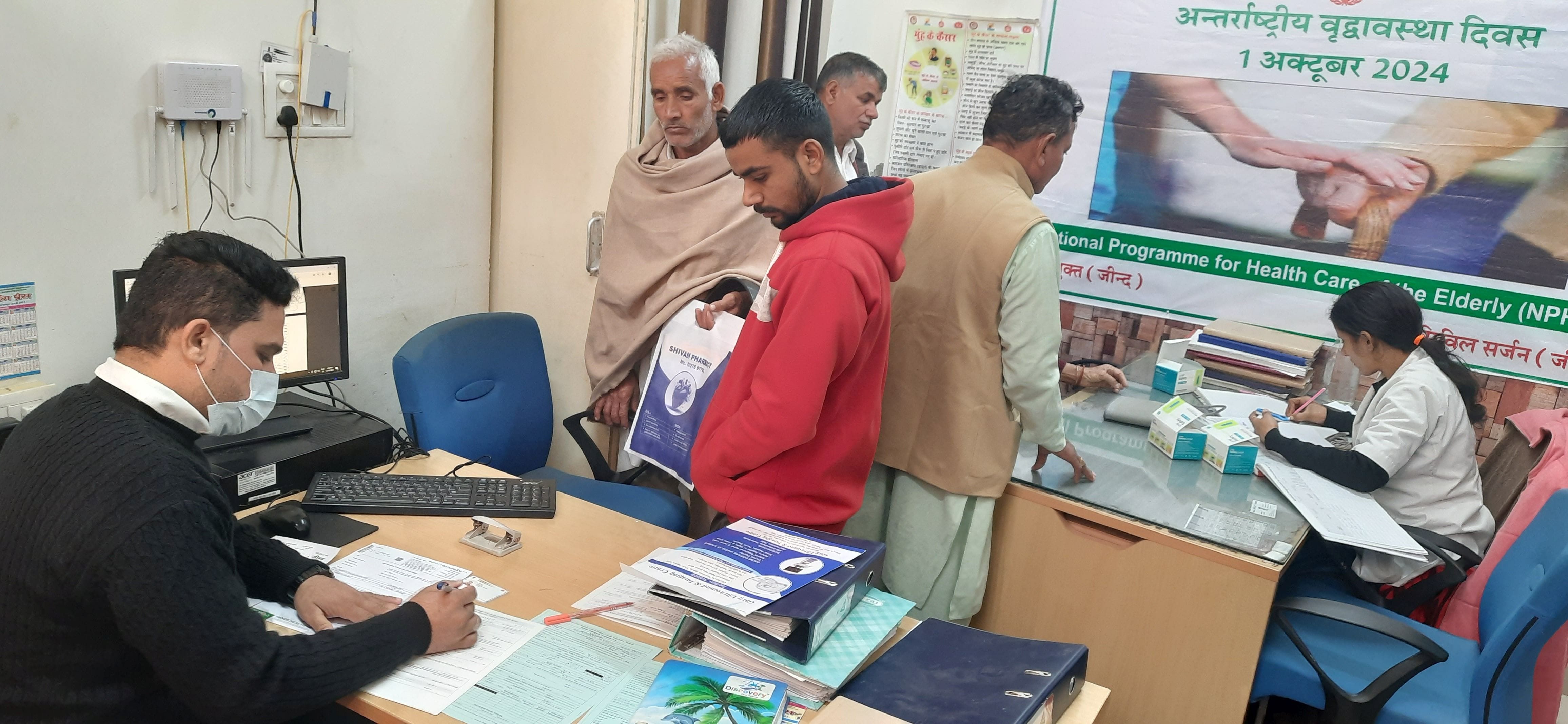 18जेएनडी01-नागरिक अस्पताल में दवा लेने आए मरीज। संवाद 18जेएनडी01-नागरिक अस्पताल में दवा लेने आए मरीज। संवाद