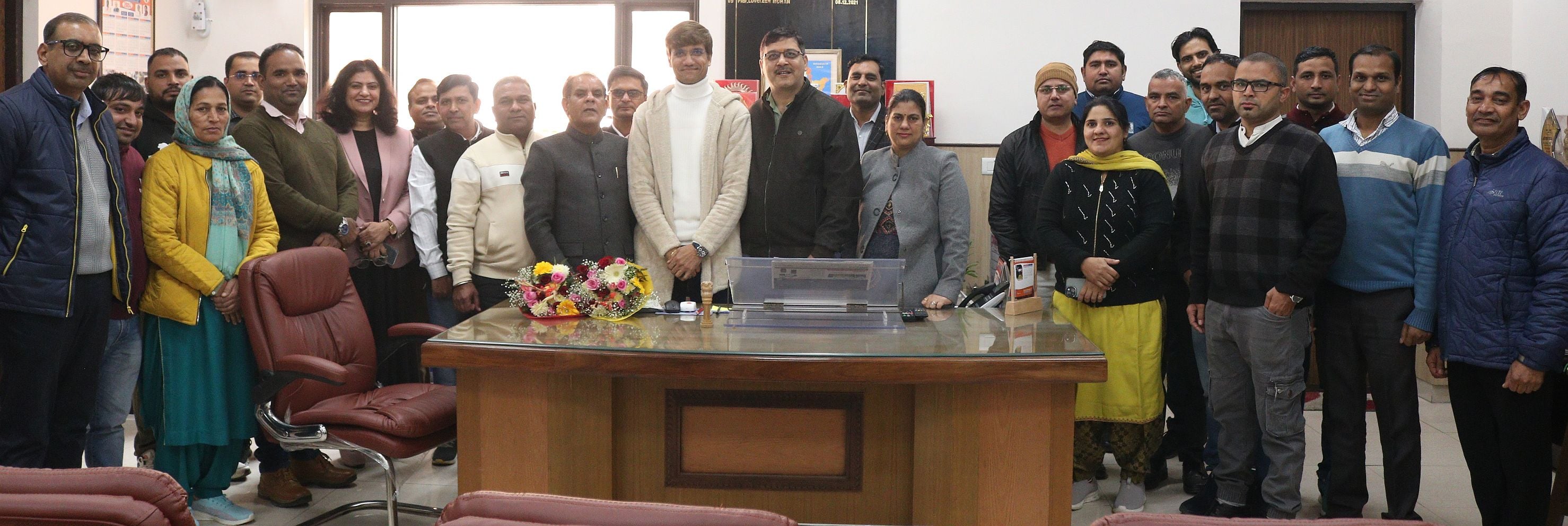 18जेएनडी04-सीआरएसयू के नए कुलसचिव बने प्रो. विशाल वर्मा का स्वागत करते स्टाफ सदस्य। स्रोत विवि