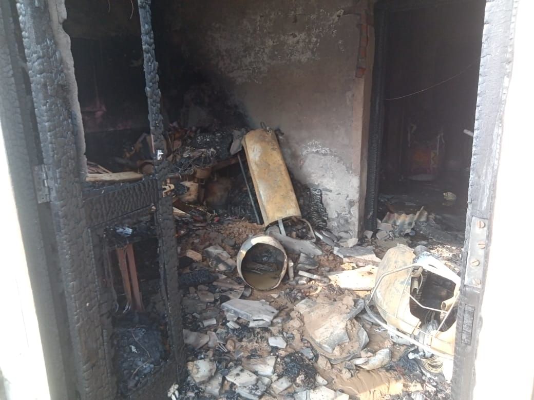 18जेएनडी18-मकान में लगी आग को बुझाते हुए फायरब्रिगेड कर्मचारी। संवाद