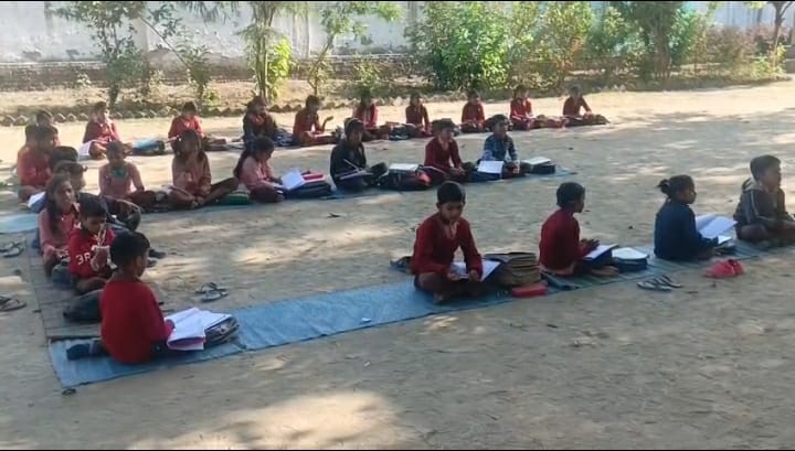 डूंडा कॉलोनी के प्राथमिक विद्यालय के गेट पर लगा ताला।स्रोत:शिक्षक