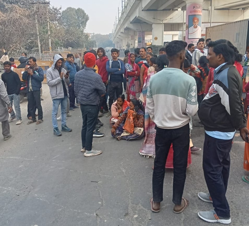 -फोटो 63 : सेक्टर-9 मोड़ पर जाम लगाते लोग।