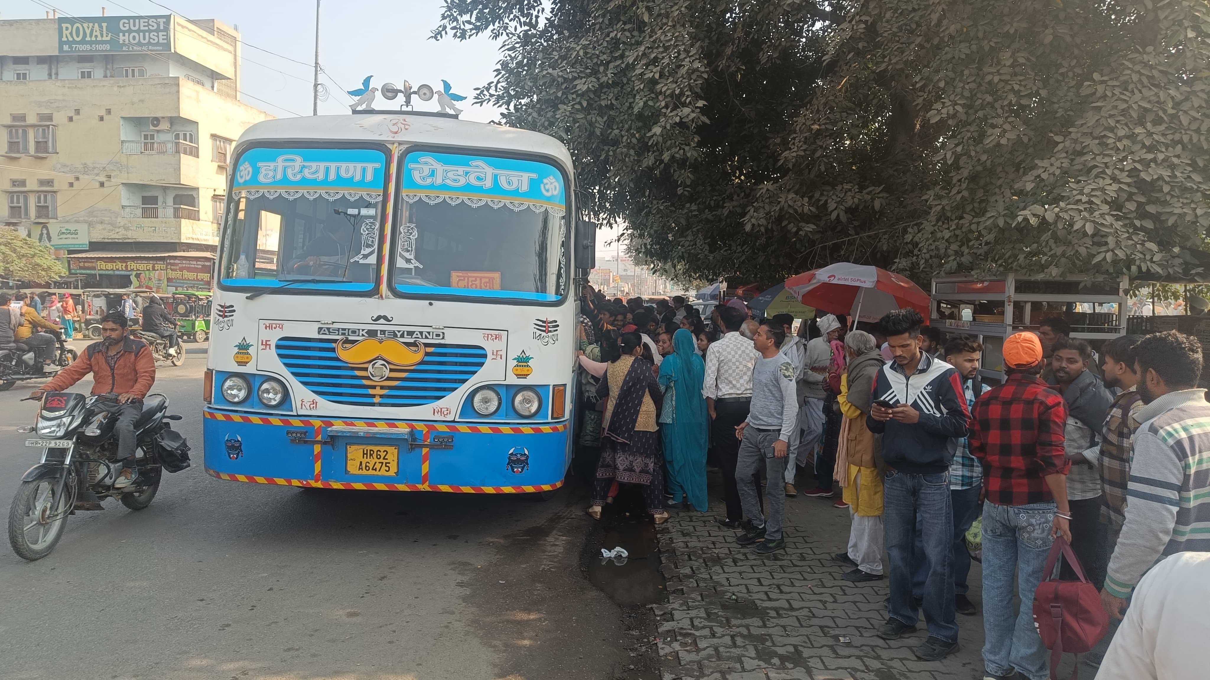 फतेहाबाद के पुराना बस स्टैंड के सामने टोहाना जाने के लिए बस में सवार होने के लिए उमड़ी यात्रियो फतेहाबाद के पुराना बस स्टैंड के सामने टोहाना जाने के लिए बस में सवार होने के लिए उमड़ी यात्रियो