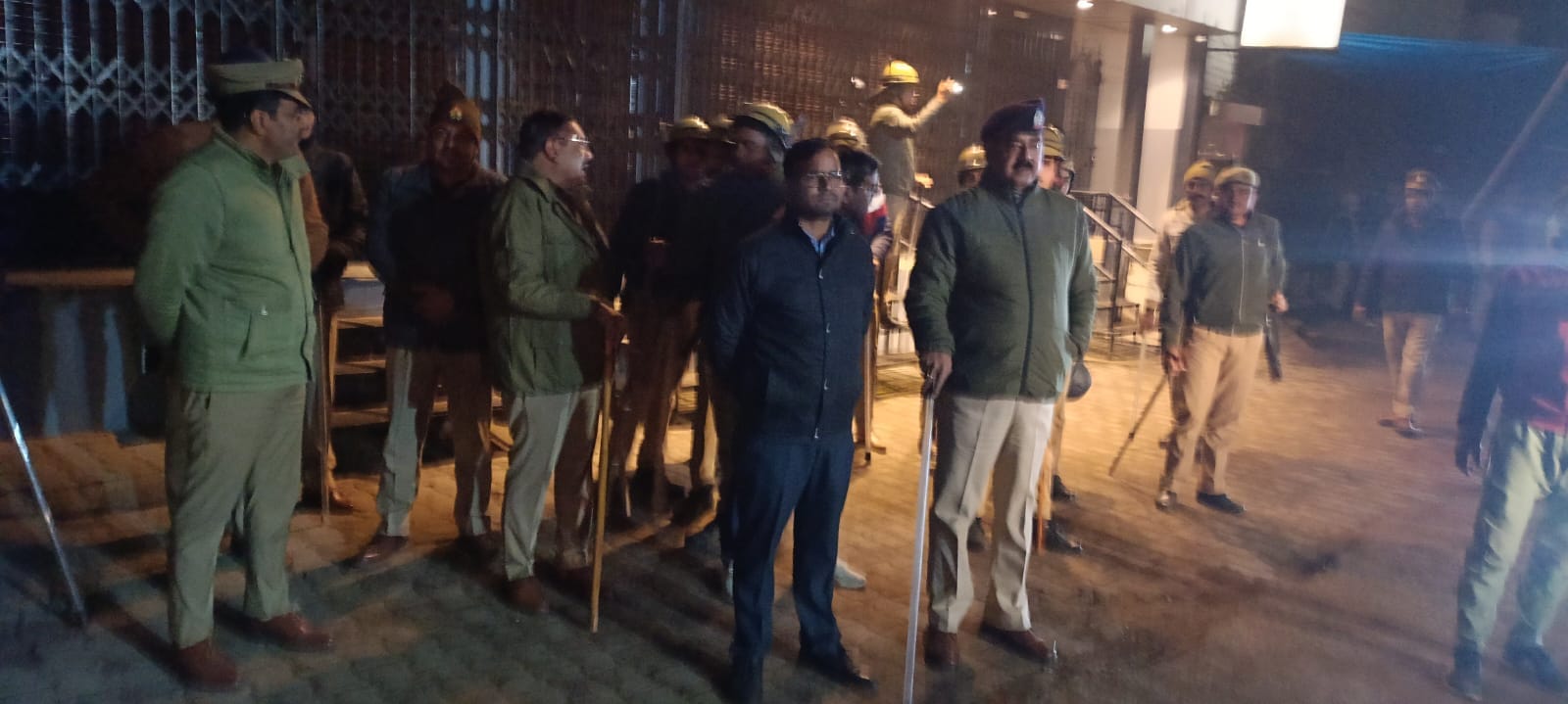 गोला के आंबेडकर तिराहे के पास नगर पालिका परिषद की दुकानों का हटाया जा रहा मलबा। संवाद गोला के आंबेडकर तिराहे के पास नगर पालिका परिषद की दुकानों का हटाया जा रहा मलबा। संवाद
