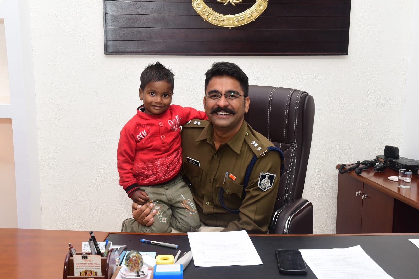 जानिए कौन है एसपी की गोद में बैठा बालक जिसका फोटो हो रहा वायरल, क्यों बनाया गया उसे बाल आरक्षक जानिए कौन है एसपी की गोद में बैठा बालक जिसका फोटो हो रहा वायरल, क्यों बनाया गया उसे बाल आरक्षक