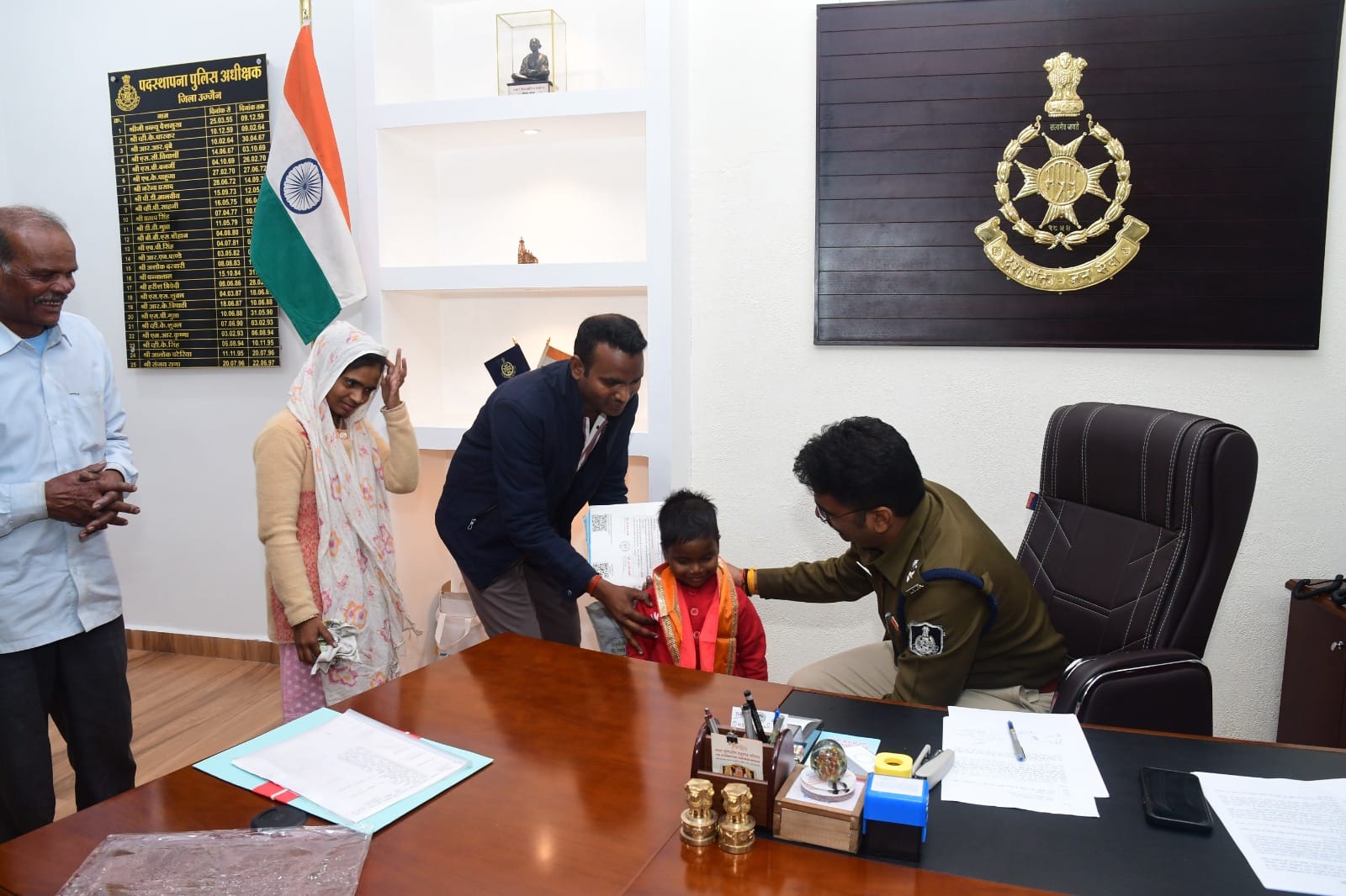 जानिए कौन है एसपी की गोद में बैठा बालक जिसका फोटो हो रहा वायरल, क्यों बनाया गया उसे बाल आरक्षक जानिए कौन है एसपी की गोद में बैठा बालक जिसका फोटो हो रहा वायरल, क्यों बनाया गया उसे बाल आरक्षक