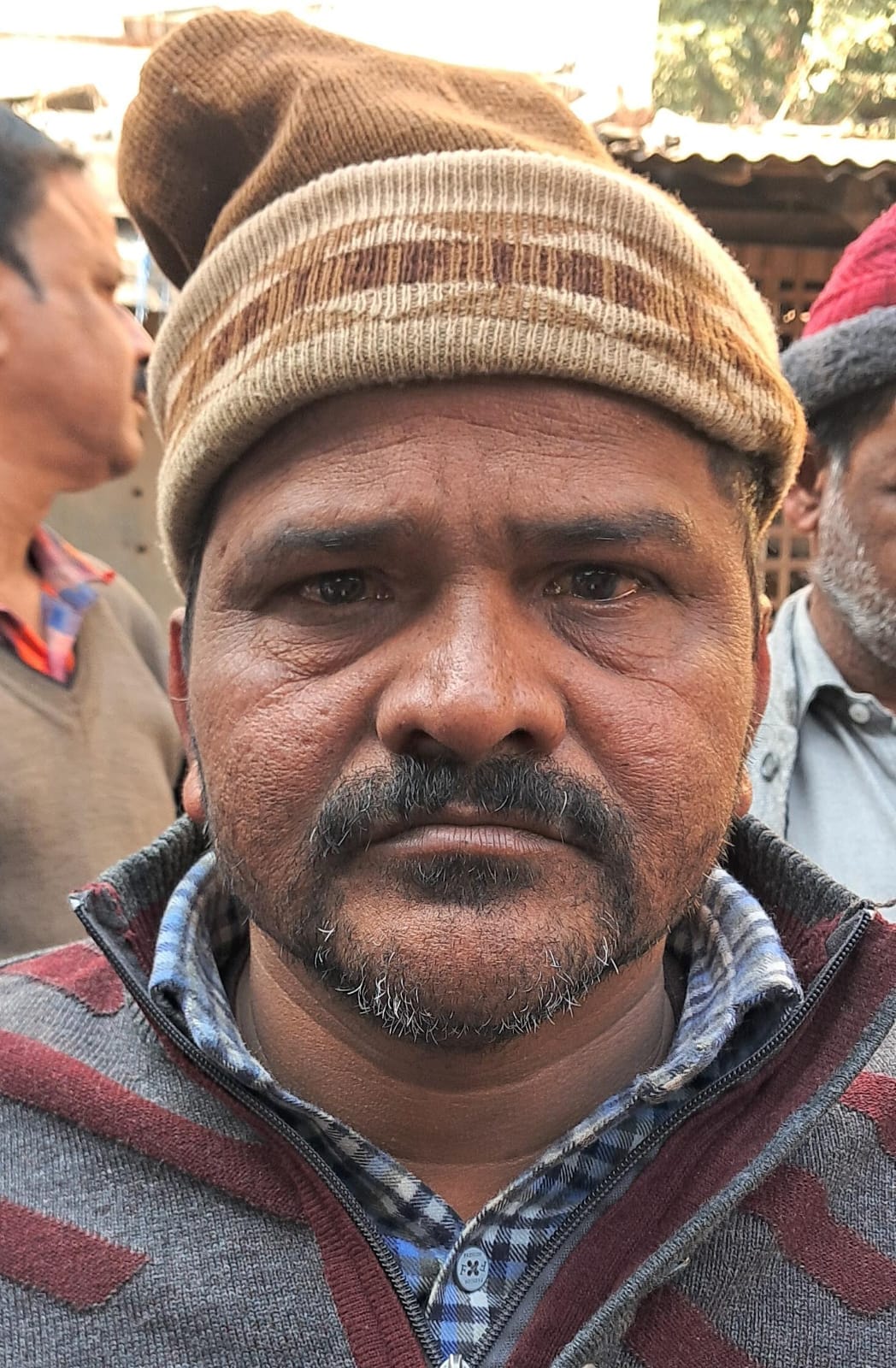 जेसीबी से तोड़े गए चबूतरे के बाद बाहर निकली सरिया  संवाद
