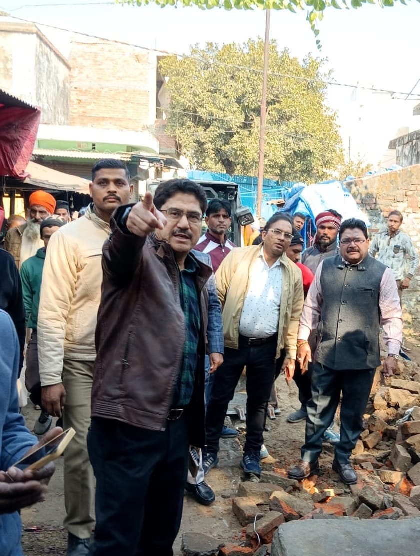 जेसीबी से तोड़े गए चबूतरे के बाद बाहर निकली सरिया  संवाद
