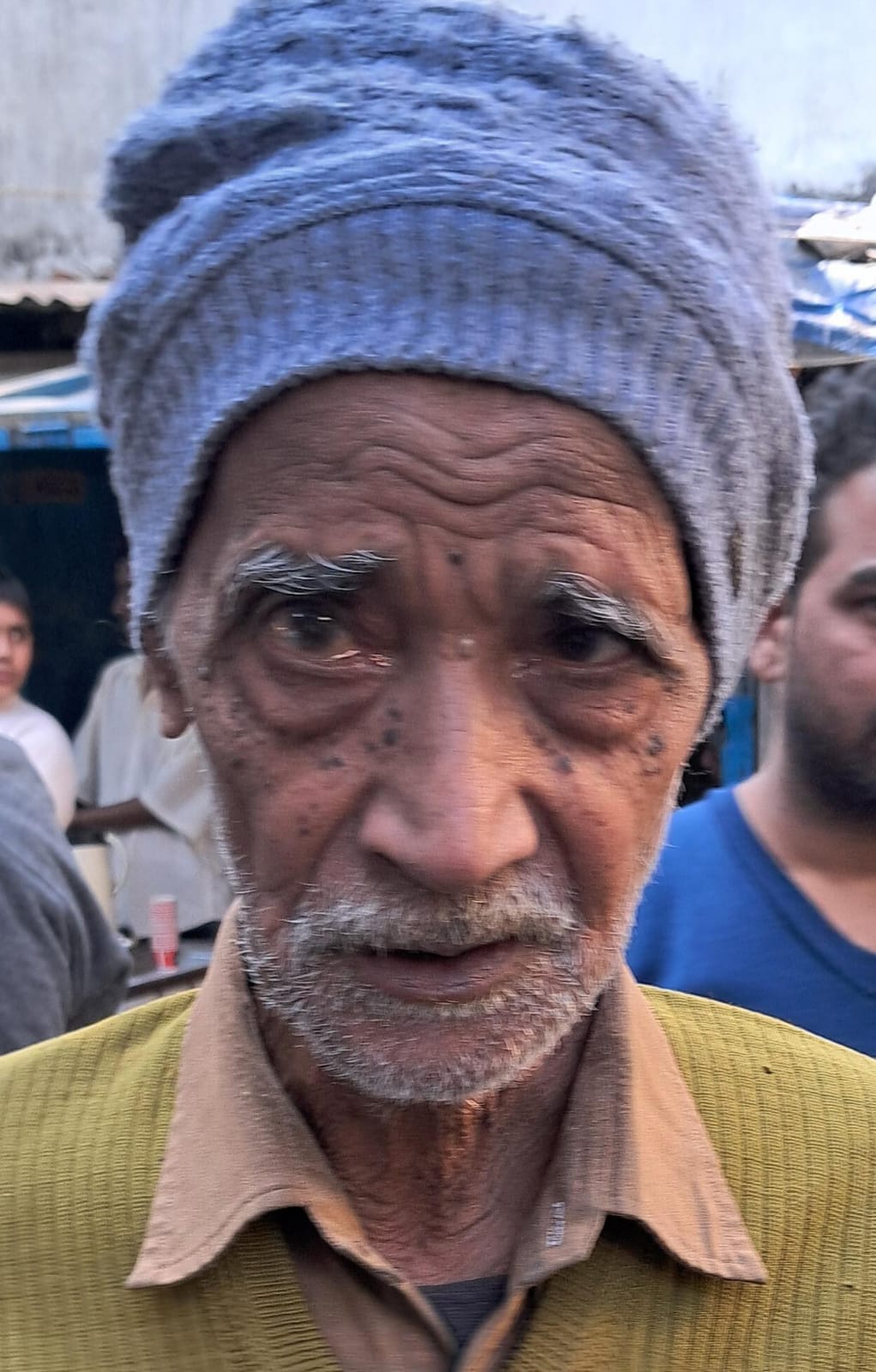 जेसीबी से तोड़े गए चबूतरे के बाद बाहर निकली सरिया  संवाद