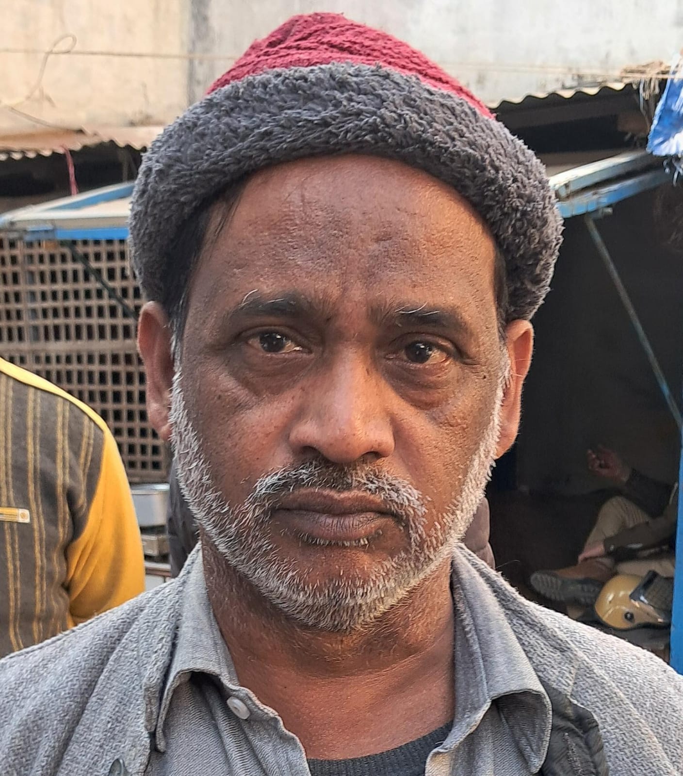 जेसीबी से तोड़े गए चबूतरे के बाद बाहर निकली सरिया  संवाद
