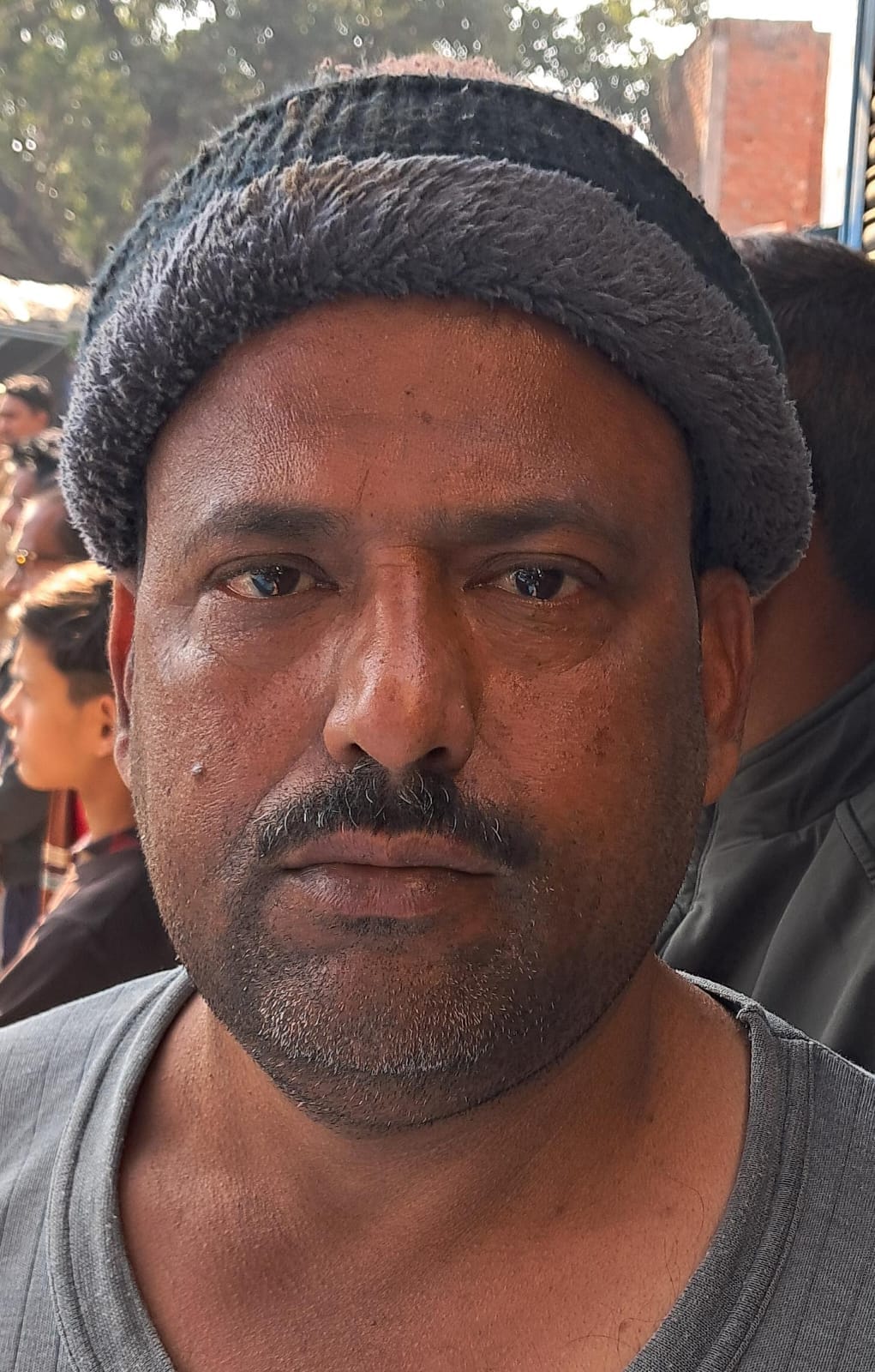 जेसीबी से तोड़े गए चबूतरे के बाद बाहर निकली सरिया  संवाद