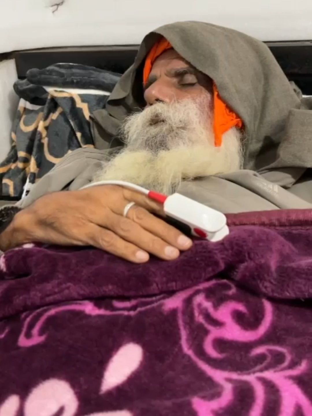 खनौरी बॉर्डर पर मंच के पास किसानों की भीड़। स्रोत : किसान खनौरी बॉर्डर पर मंच के पास किसानों की भीड़। स्रोत : किसान