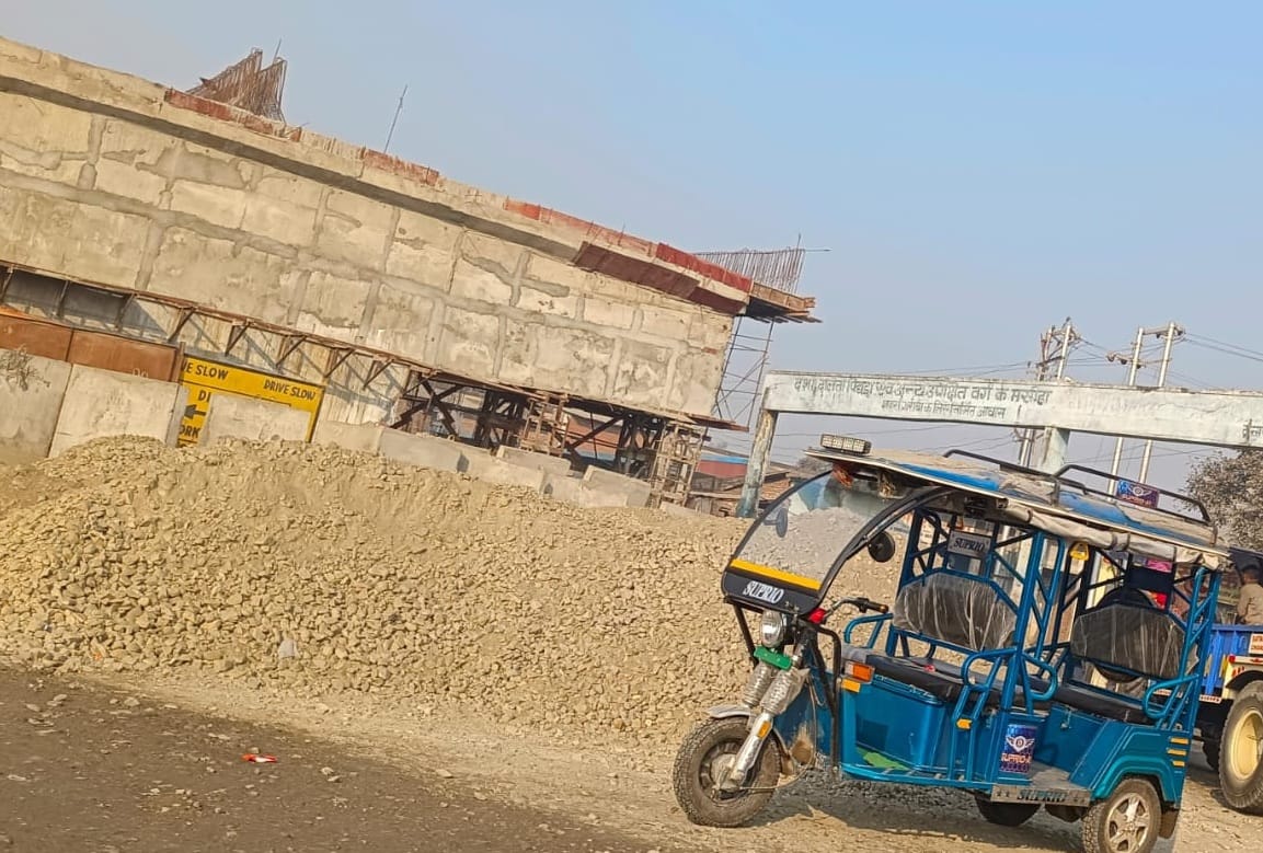 पीलीभीत के असम चौराहे पर निर्माणाधीन ओवरब्रिज पर बिना हेलमेट लगाएं काम करते श्रमिक।संवाद पीलीभीत के असम चौराहे पर निर्माणाधीन ओवरब्रिज पर बिना हेलमेट लगाएं काम करते श्रमिक।संवाद
