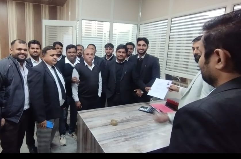 19जेएनडी 17: जिला बार में कमेटी को चुनाव के लिए आवेदन करते हुए अधिवक्ता। संवाद