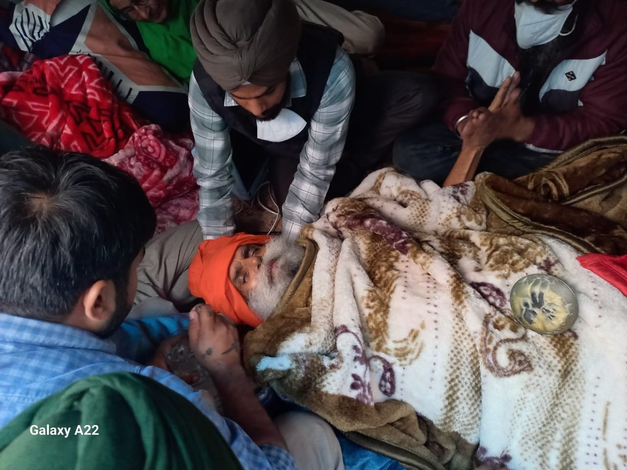 19जेएनडी01: किसान नेता जगजीत डल्लेवाल की खराब हुई तबीयत के दौरान संभाल करते किसान। स्रोत किसान 19जेएनडी01: किसान नेता जगजीत डल्लेवाल की खराब हुई तबीयत के दौरान संभाल करते किसान। स्रोत किसान