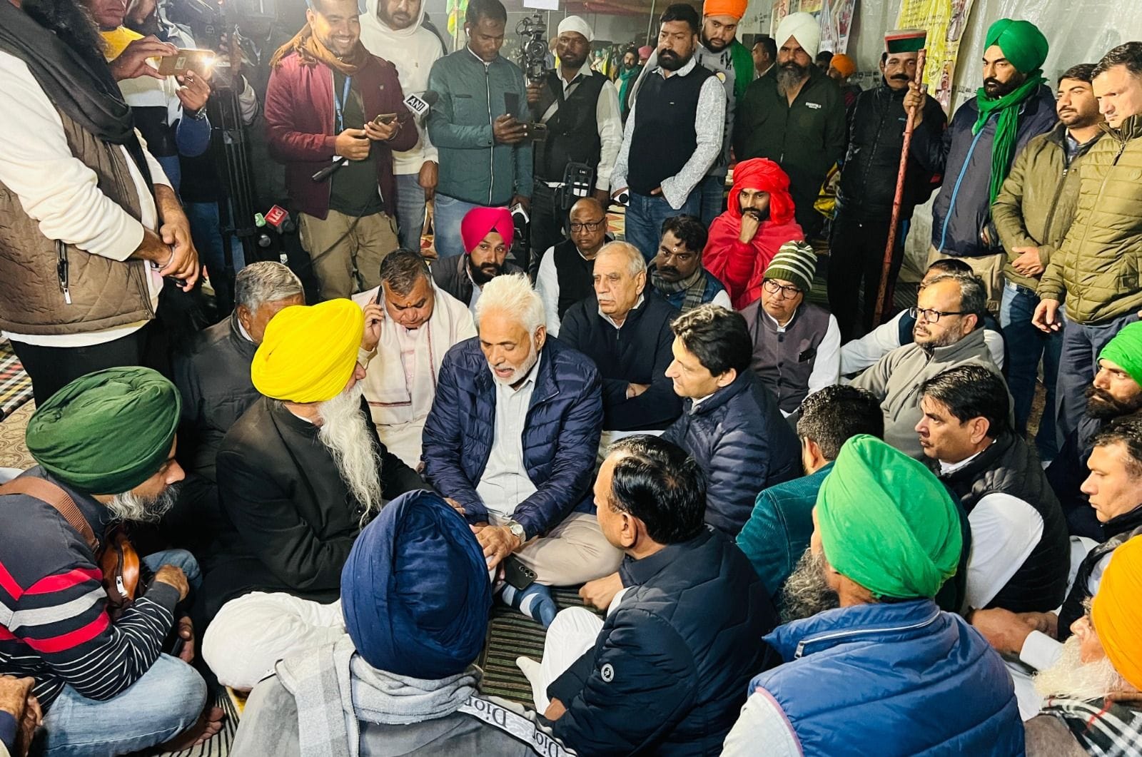 19जेएनडी01: किसान नेता जगजीत डल्लेवाल की खराब हुई तबीयत के दौरान संभाल करते किसान। स्रोत किसान 19जेएनडी01: किसान नेता जगजीत डल्लेवाल की खराब हुई तबीयत के दौरान संभाल करते किसान। स्रोत किसान