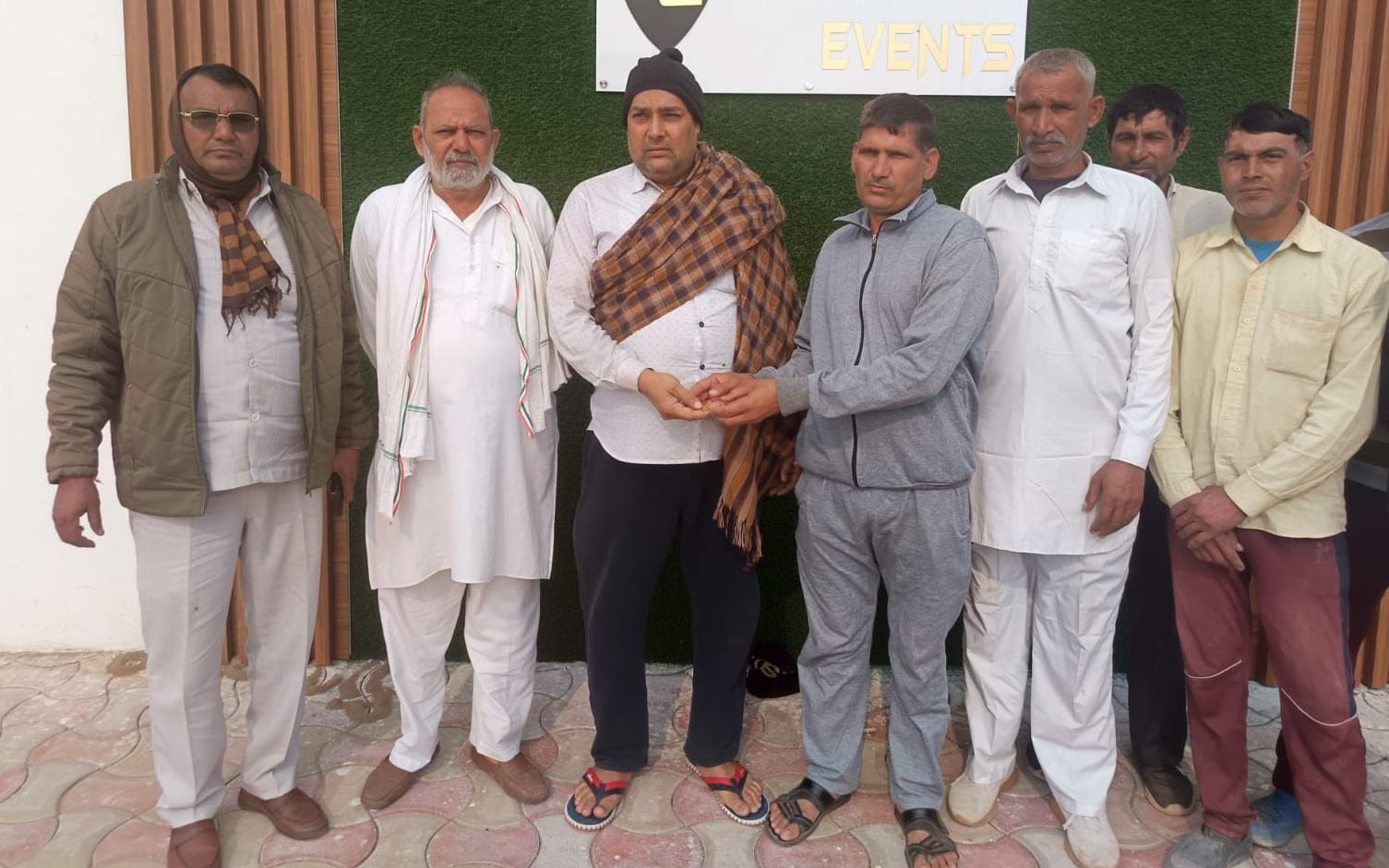 19जेएनडी07: मेहरड़ा गांव के सांवरिया गार्डन में गुम हुई चैन सौंपते सुरेंद्र व अन्य। संवाद