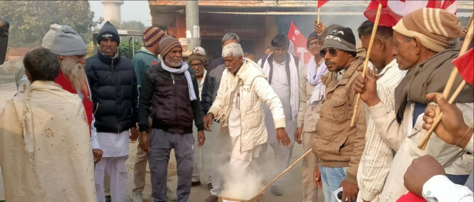 19जेएनडी08: जुलाना में केंद्रीय गृह मंत्री अमित शाह का पुतला फूंकते हुए विभिन्न संगठनों के सदस