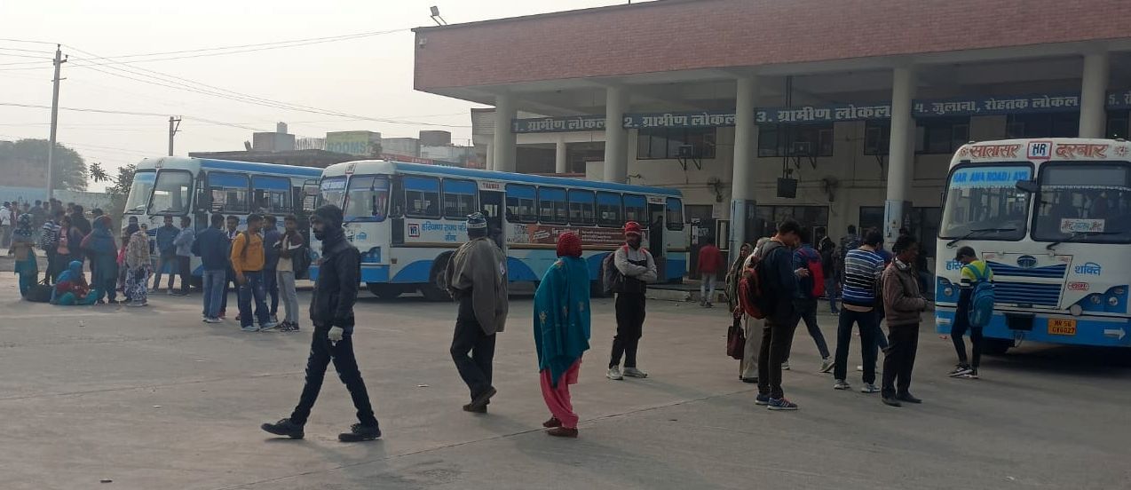 19जेएनडी15-बस अड्डे पर खड़ी रोडवेज बसें, जो कि रात्रि ठहराव पर रवाना होती हैं। संवाद