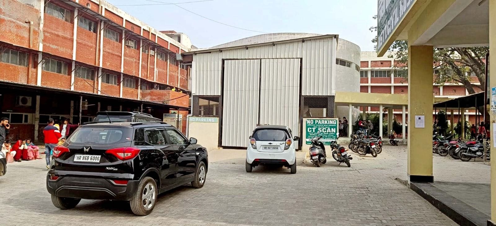 19जेएनडी24: अस्पताल का बंद पड़ा आक्सीजन प्लांट और बिना पार्किंग मुख्य गेट पर खड़ी गाड़ियां। संव 19जेएनडी24: अस्पताल का बंद पड़ा आक्सीजन प्लांट और बिना पार्किंग मुख्य गेट पर खड़ी गाड़ियां। संव