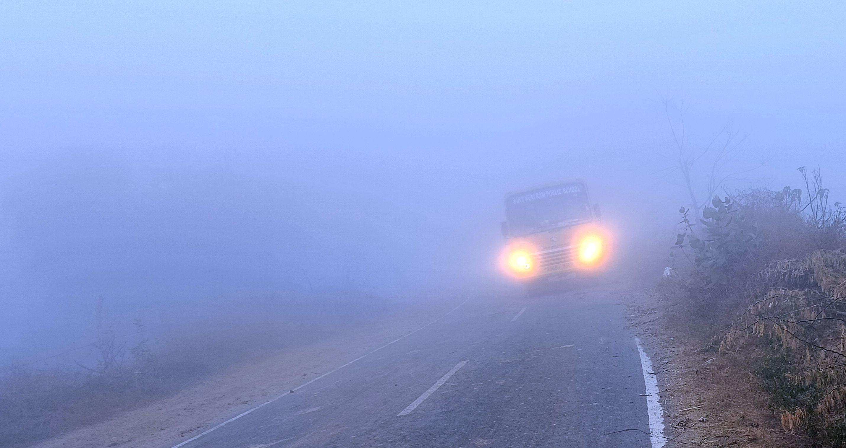 19जेएनडी25: स्कूल से छुट्टी के बाद निकलते छोटे बच्चे। संवाद