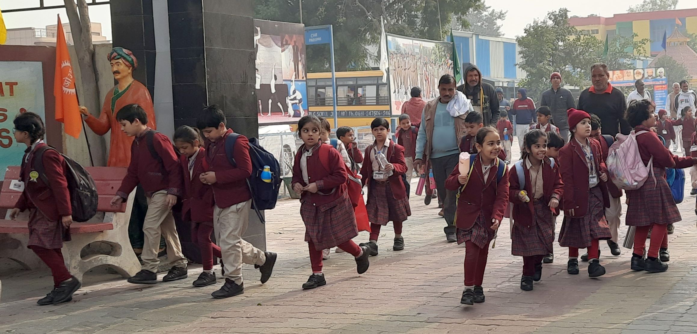 19जेएनडी25: स्कूल से छुट्टी के बाद निकलते छोटे बच्चे। संवाद