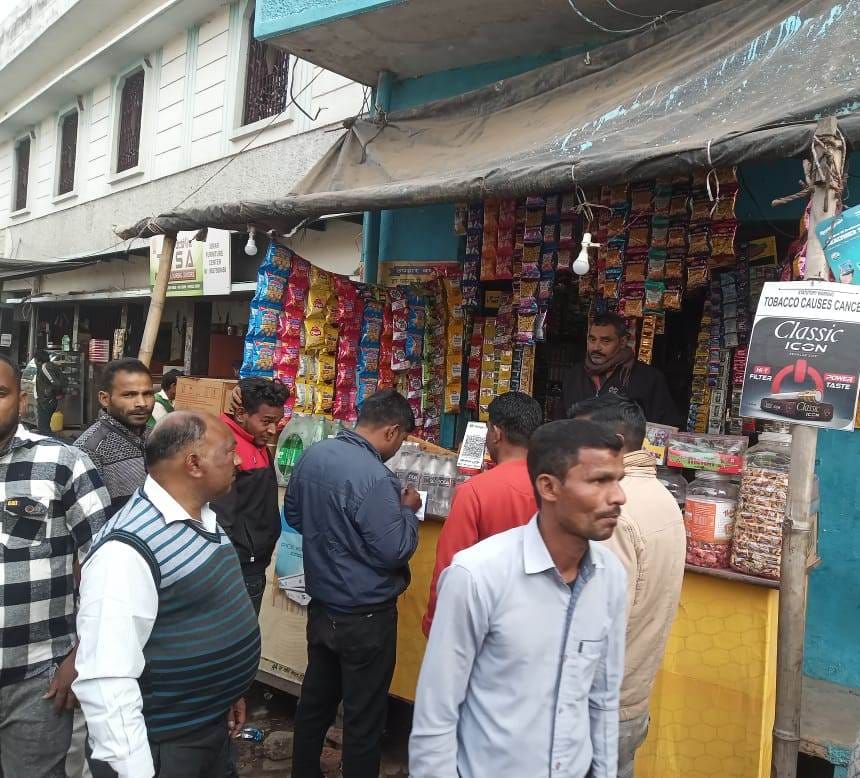 आंवला। सडक पर सामान रखकर किया अतिक्रमण-संवाद आंवला। सडक पर सामान रखकर किया अतिक्रमण-संवाद