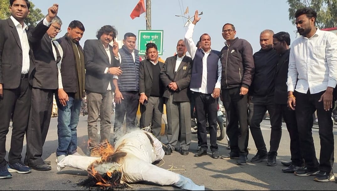 अधिवक्ताओं ने फूंका गृहमंत्री अमित शाह का पुतला अधिवक्ताओं ने फूंका गृहमंत्री अमित शाह का पुतला