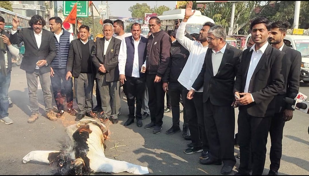 अधिवक्ताओं ने फूंका गृहमंत्री अमित शाह का पुतला अधिवक्ताओं ने फूंका गृहमंत्री अमित शाह का पुतला
