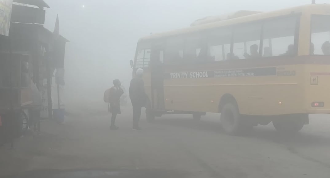 -फोटो 57 : बहादुरगढ़ में बुधवार को छाया कोहरा और रेलवे स्टेशन पर ट्रेनों का इंतजार करते यात्री स -फोटो 57 : बहादुरगढ़ में बुधवार को छाया कोहरा और रेलवे स्टेशन पर ट्रेनों का इंतजार करते यात्री स