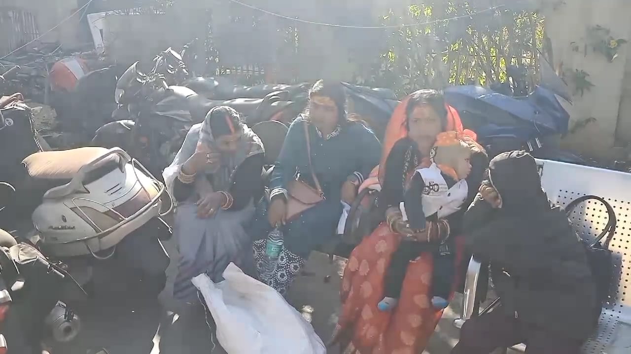 महाकाल मंदिर में दर्शन के नाम पर नहीं थम रहा गोरखधंधा, सुबह कलेक्टर ने नंदी हॉल से श्रद्धालुओं महाकाल मंदिर में दर्शन के नाम पर नहीं थम रहा गोरखधंधा, सुबह कलेक्टर ने नंदी हॉल से श्रद्धालुओं