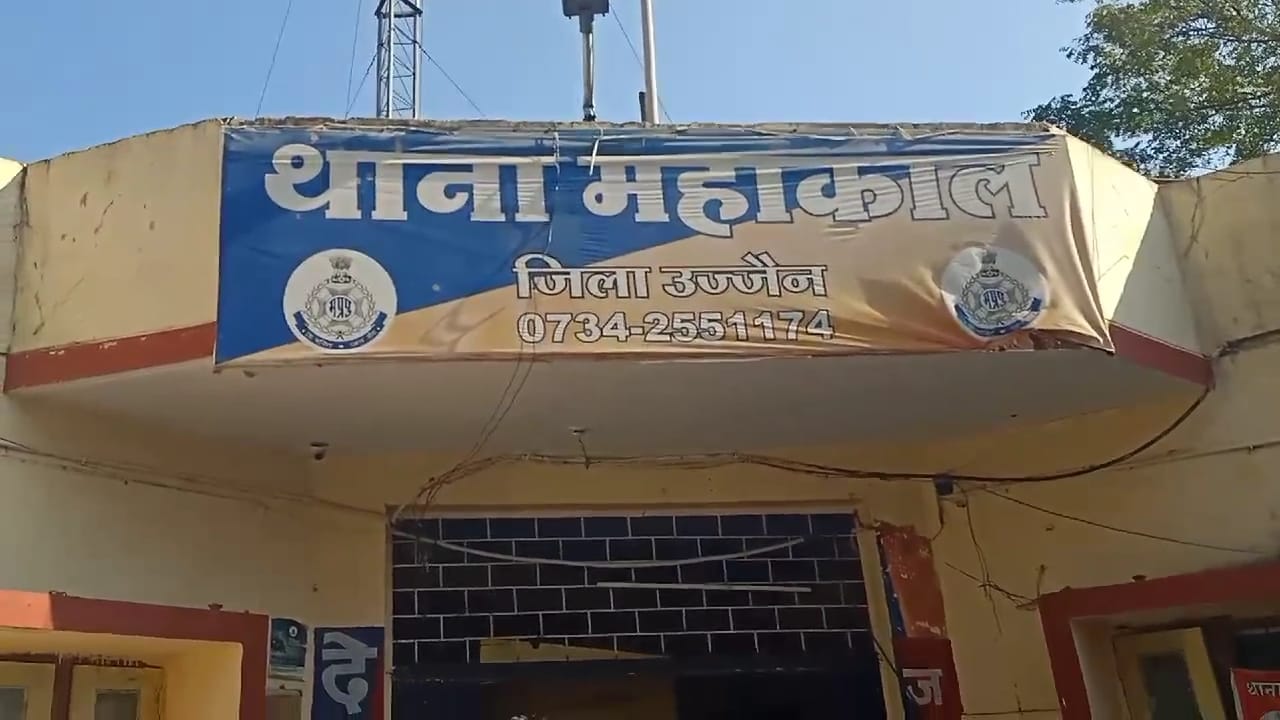 महाकाल मंदिर में दर्शन के नाम पर नहीं थम रहा गोरखधंधा, सुबह कलेक्टर ने नंदी हॉल से श्रद्धालुओं महाकाल मंदिर में दर्शन के नाम पर नहीं थम रहा गोरखधंधा, सुबह कलेक्टर ने नंदी हॉल से श्रद्धालुओं