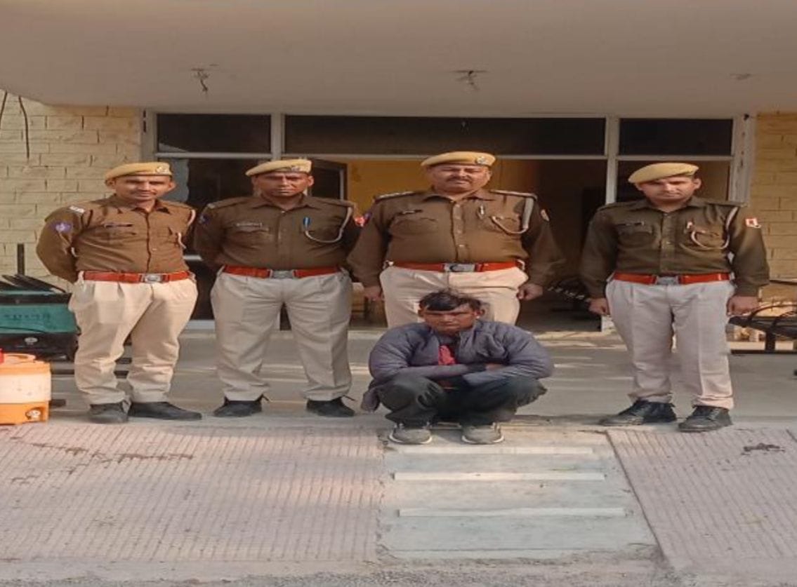 पुलिस ने घर में उगा रखे गांजे के पौधे के आरोपी को किया गिरफ्तार