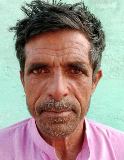 उघैती क्षेत्र में नलकूप का कनेक्शन काटते बिजली विभाग के कर्मचारी। संवाद