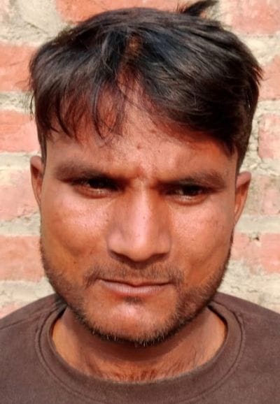 उघैती क्षेत्र में नलकूप का कनेक्शन काटते बिजली विभाग के कर्मचारी। संवाद