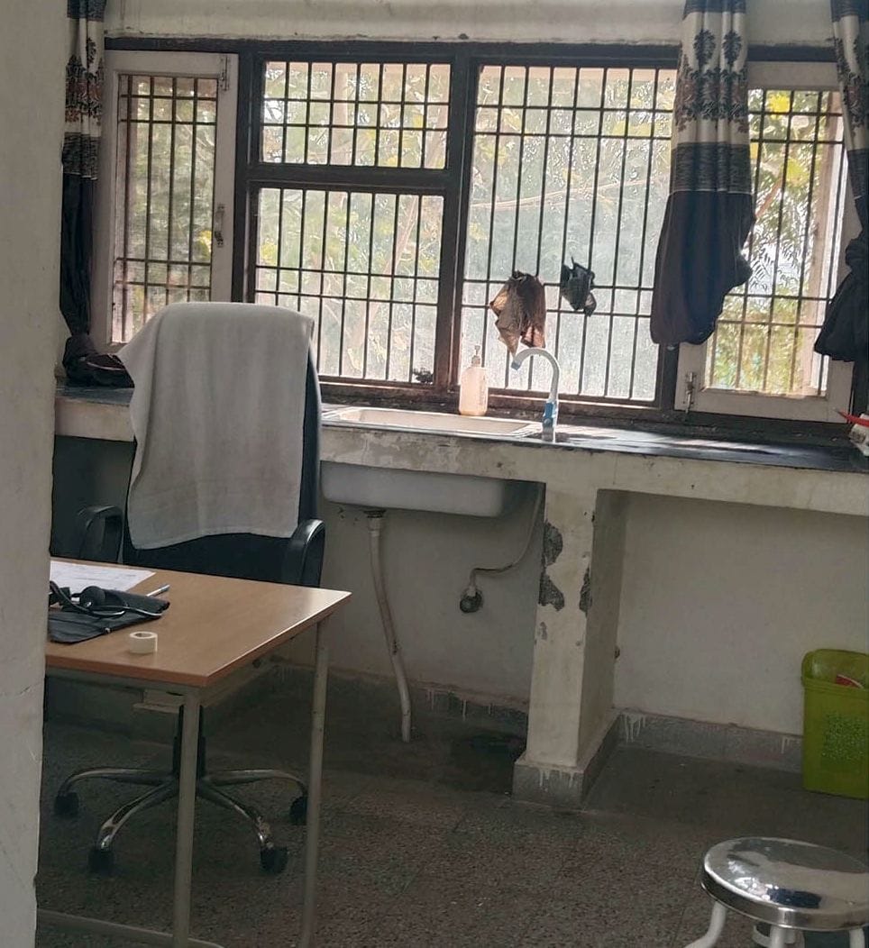 20जेएनडी15: नगूरां पीएचसी में लेबर रूम में खाली पड़ी कुर्सी। संवाद