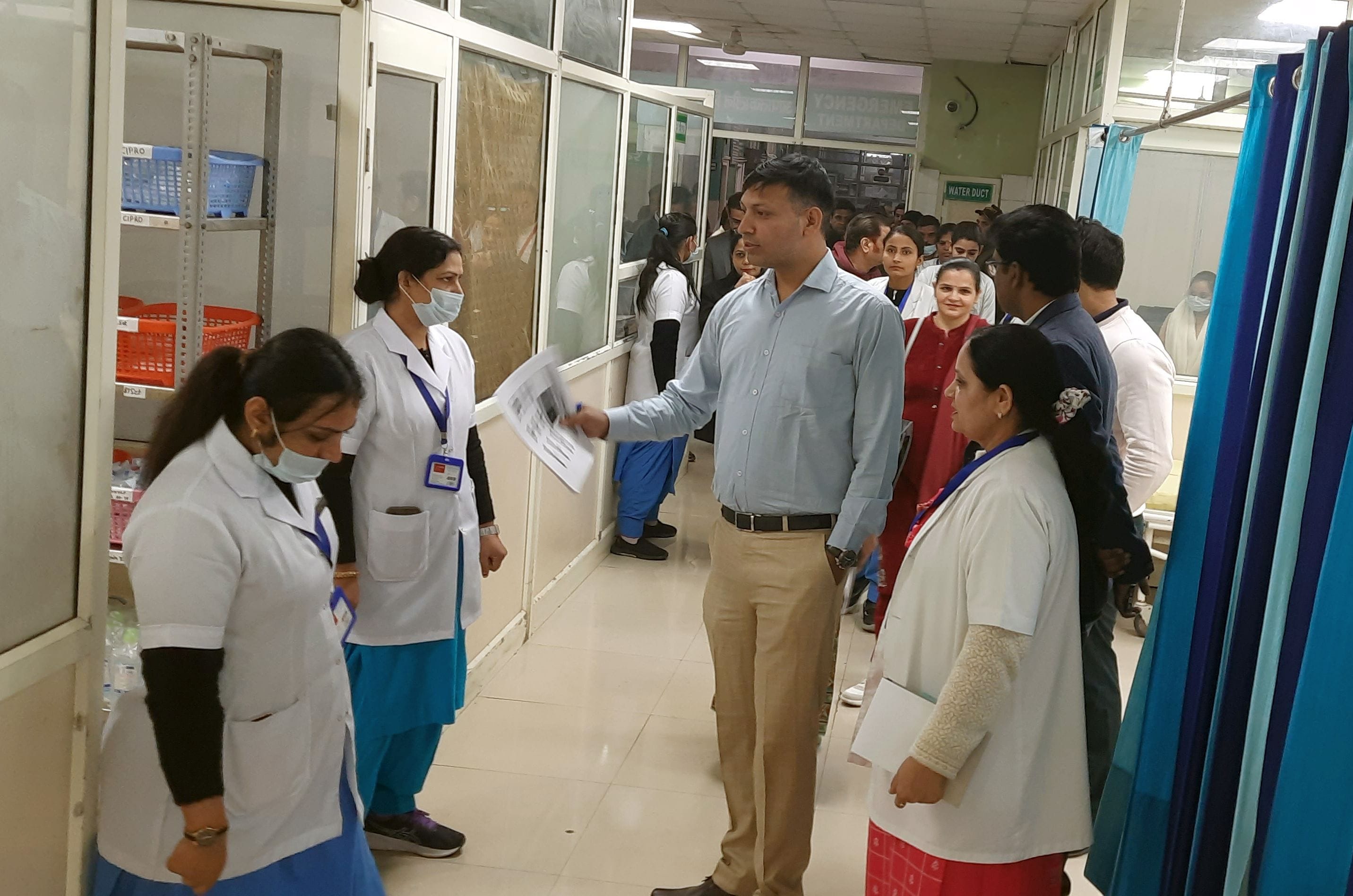 20जेएनडी19: डायलिसिस वार्ड के बाहर लगे एस्पायरी डेट के फायर सेफ्टी सिलिंडर की तारीख देखते हुए। 