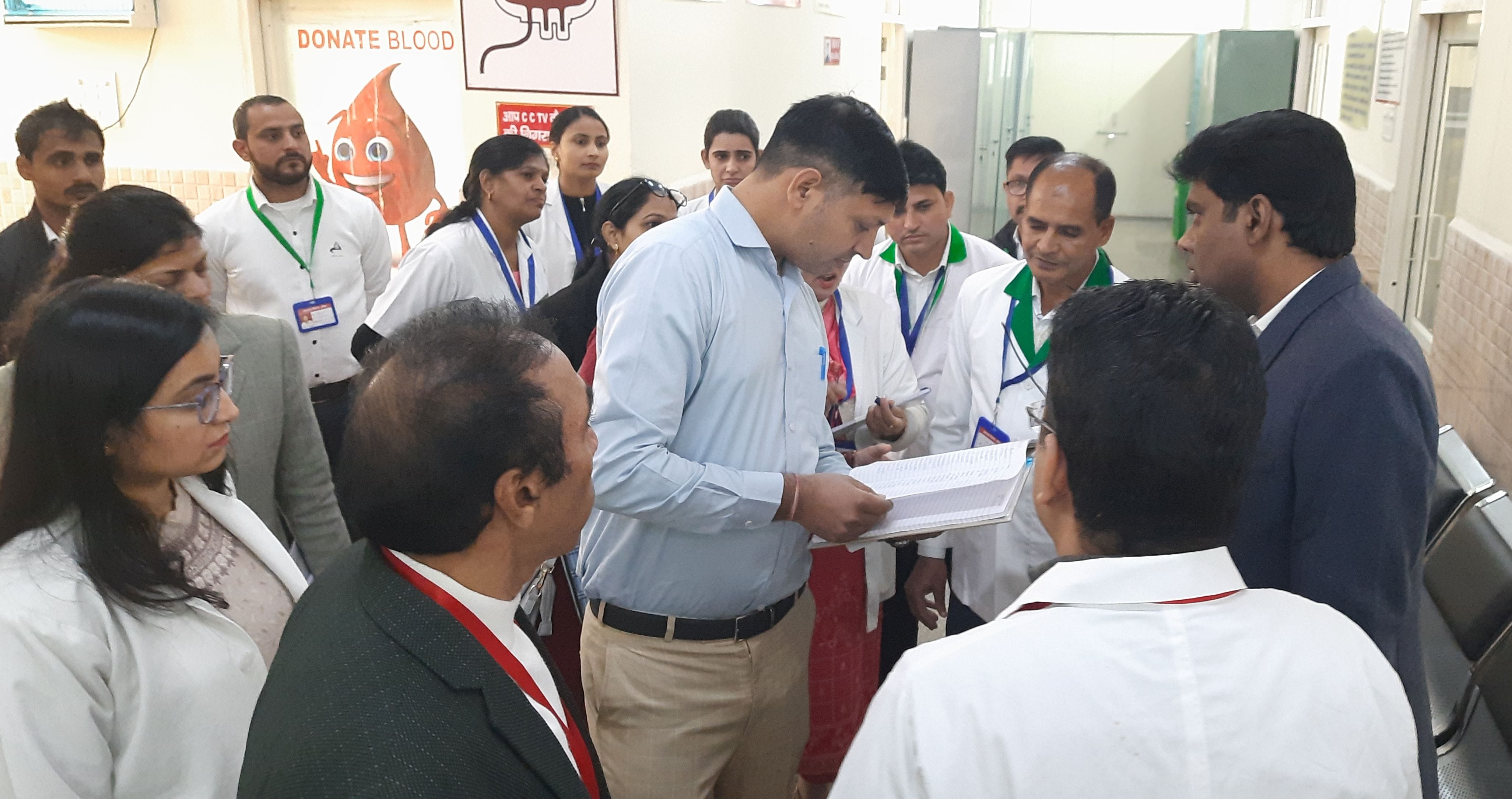 20जेएनडी19: डायलिसिस वार्ड के बाहर लगे एस्पायरी डेट के फायर सेफ्टी सिलिंडर की तारीख देखते हुए। 