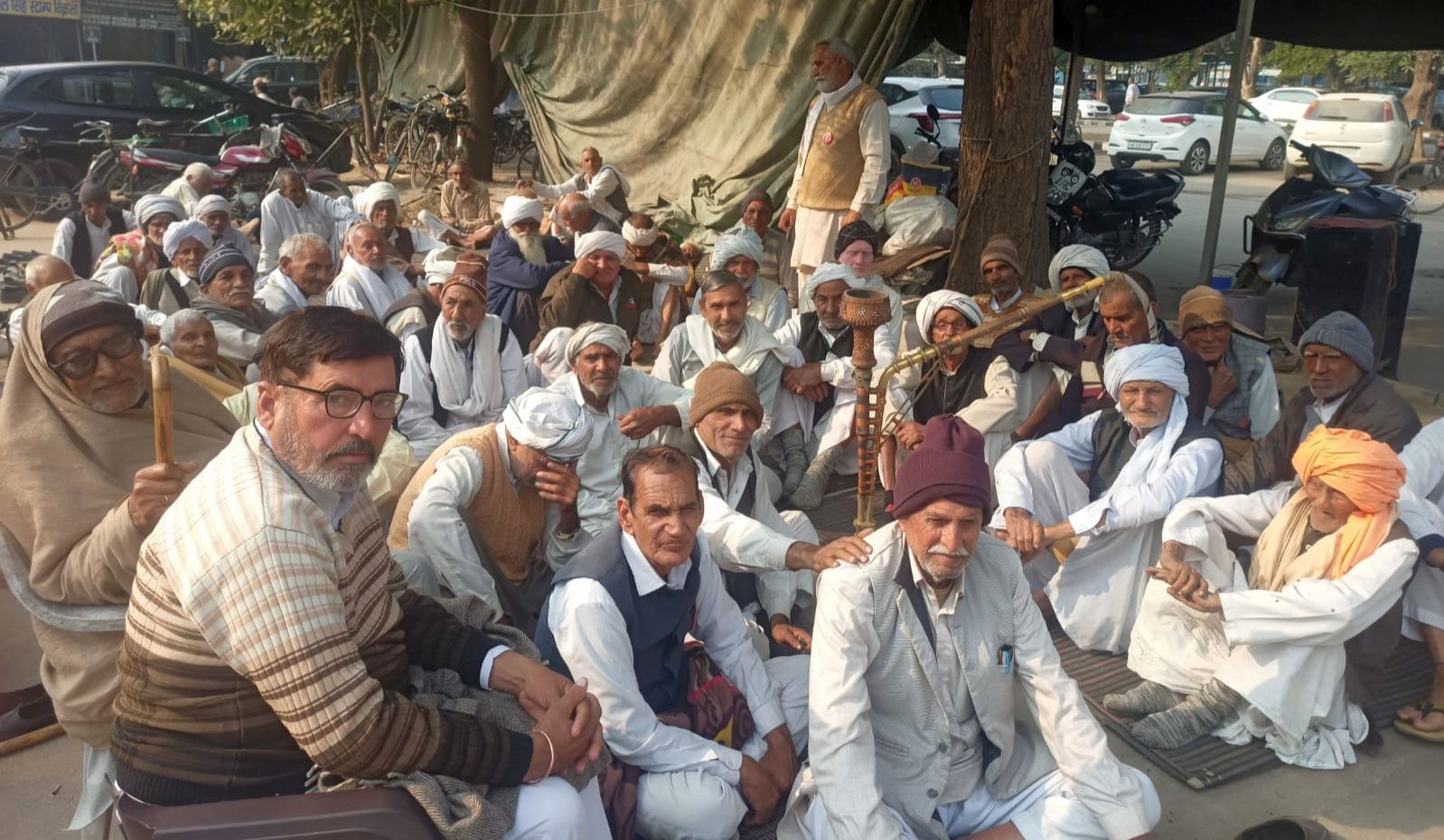 20जेएनडी24: लघु सचिवालय के बाहर धरने पर बैठे किसान। संवाद