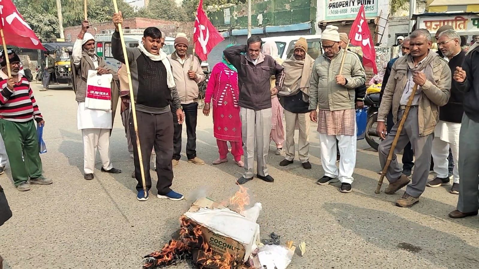 20जेएनडी32: पुराना बस स्टैंड पर केंद्रीय गृह मंत्री का पुतला फूंकते हुए जन संगठनों के कार्यकर्त 20जेएनडी32: पुराना बस स्टैंड पर केंद्रीय गृह मंत्री का पुतला फूंकते हुए जन संगठनों के कार्यकर्त