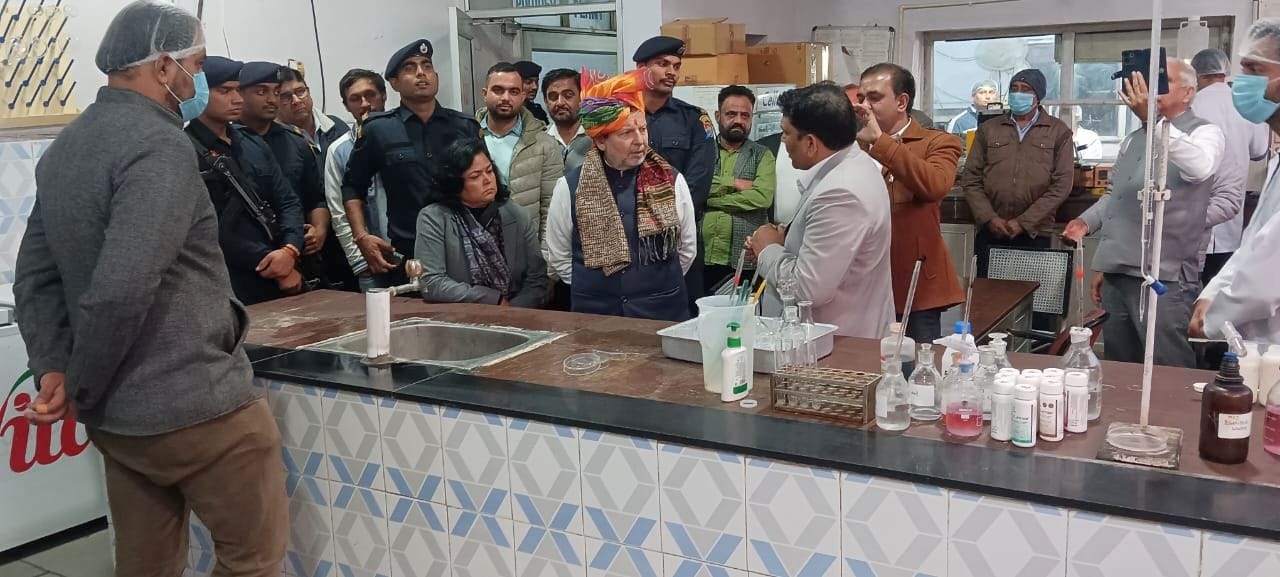 20जेएनडी33: निरीक्षण के दौरान अधिकारियों से बातचीत करते हुए मंत्री डॉ. अरविंद शर्मा। स्रोत प्र