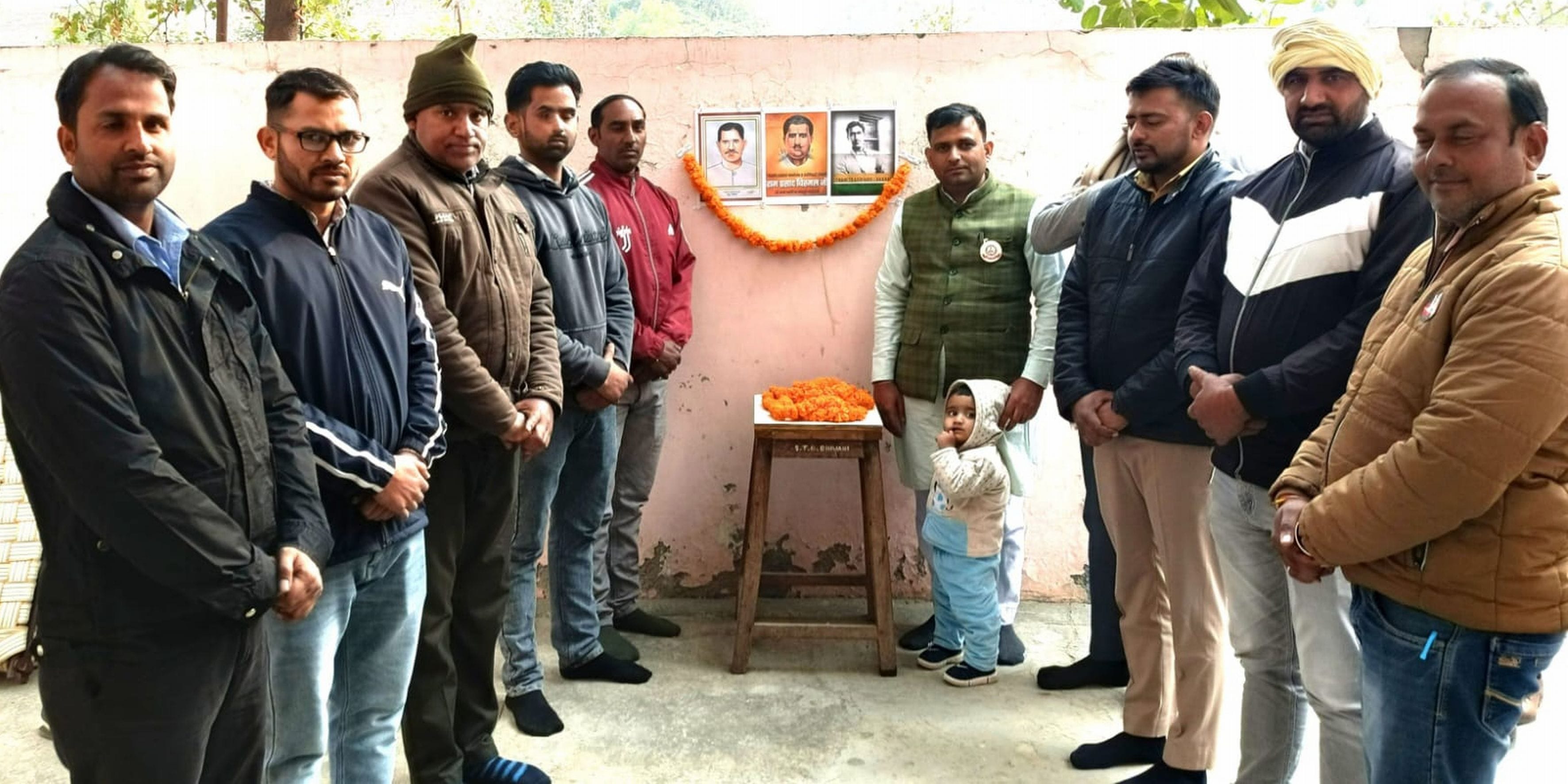 अंतरराष्ट्रीय मानवाधिकार एवं अपराध नियंत्रण परिषद कार्यालय में क्रांतिकारियों को नमन करते पदाधि