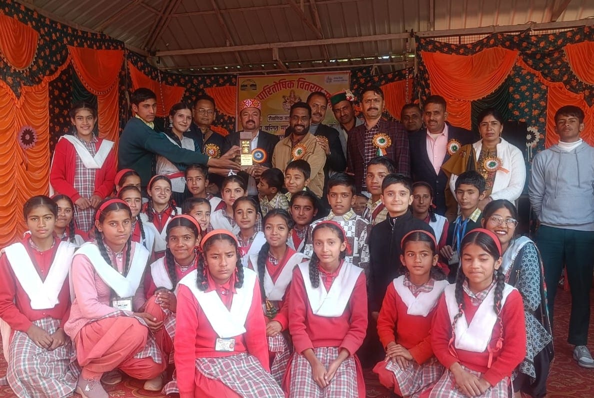 बनेठी स्कूल के वार्षिक समारोह में सांस्कृतिक प्रस्तुति देती छात्राएं। संवाद बनेठी स्कूल के वार्षिक समारोह में सांस्कृतिक प्रस्तुति देती छात्राएं। संवाद