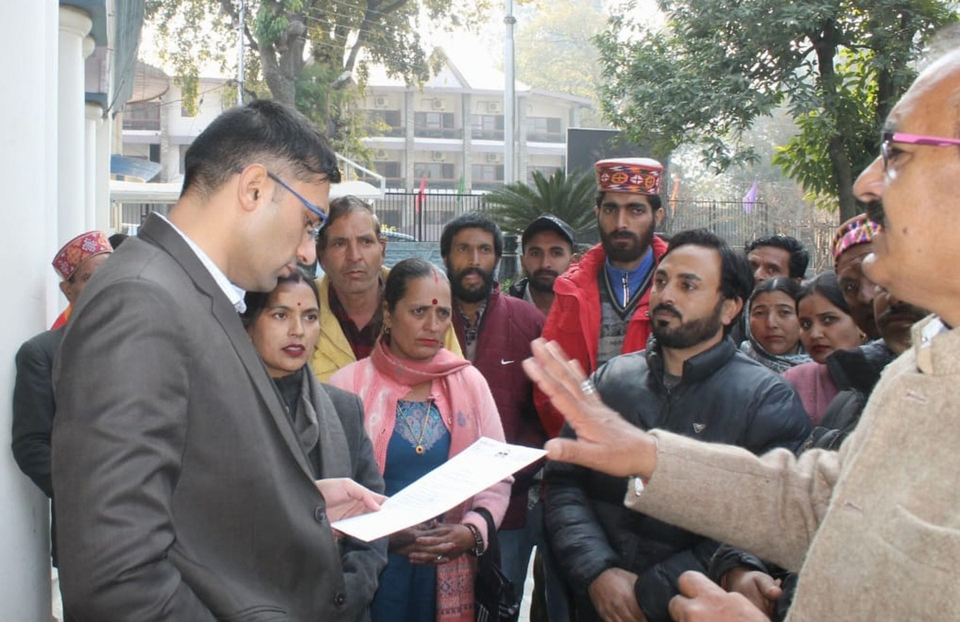 चंबा उपायुक्त को ग्राम पंचायत ब्रेही के विभाजन को लेकर आ रही समस्या बारे उपायुक्त को अवगत करवात