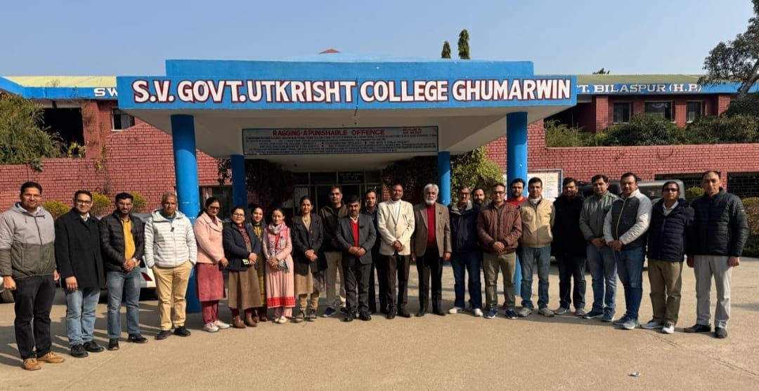 घुमारवीं कॉलेज में काले बिल्ले लगाकर विरोध करते प्राध्यापक । स्रोत: कॉलेज प्रबंधन घुमारवीं कॉलेज में काले बिल्ले लगाकर विरोध करते प्राध्यापक । स्रोत: कॉलेज प्रबंधन