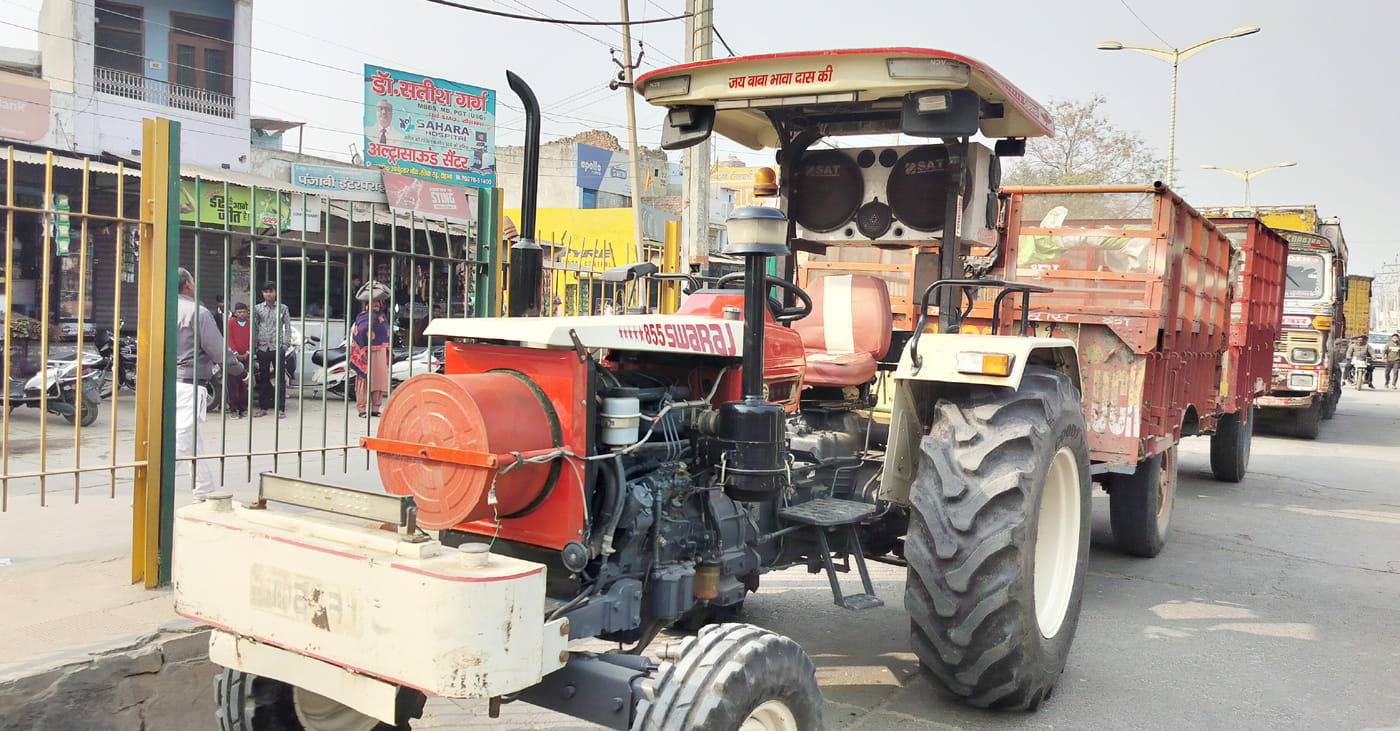 जाम की सूचना पाकर पहुंचे डीएसपी जितेंद्र अहलावत उचित निर्देश देेते हुए। संवाद