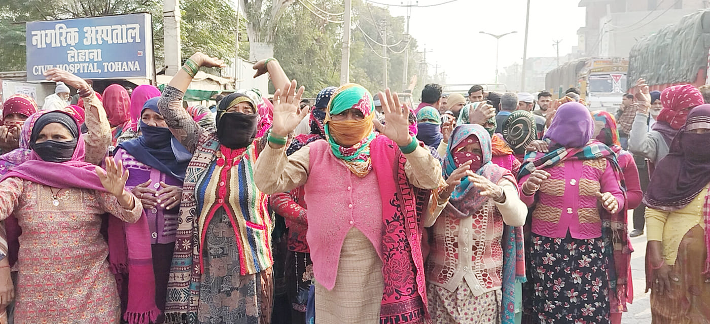 जाम की सूचना पाकर पहुंचे डीएसपी जितेंद्र अहलावत उचित निर्देश देेते हुए। संवाद