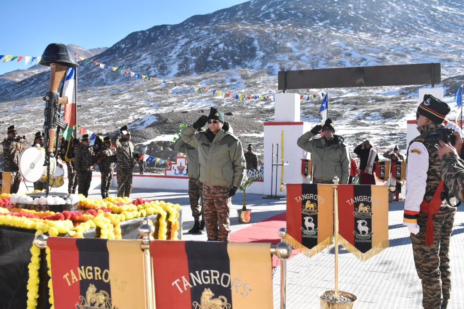 कुजूम दर्रा क पास ह शहीद स्मारक का उद्वघाटन करते लेफ्टिनेंट जनरल डीजी मिश्रा कुजूम दर्रा क पास ह शहीद स्मारक का उद्वघाटन करते लेफ्टिनेंट जनरल डीजी मिश्रा
